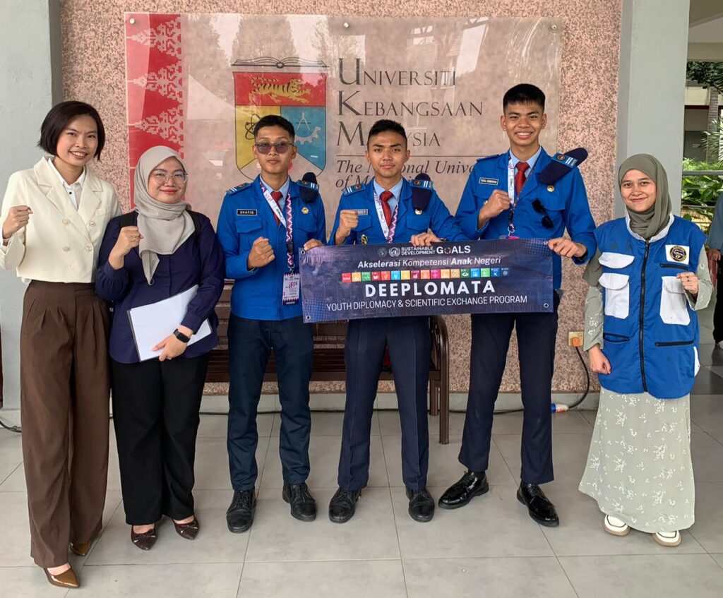 Lebih Deg-Degan dari Sidang Skripsi: Cerita Deeplomata Saat Ilmunya Diuji Dunia